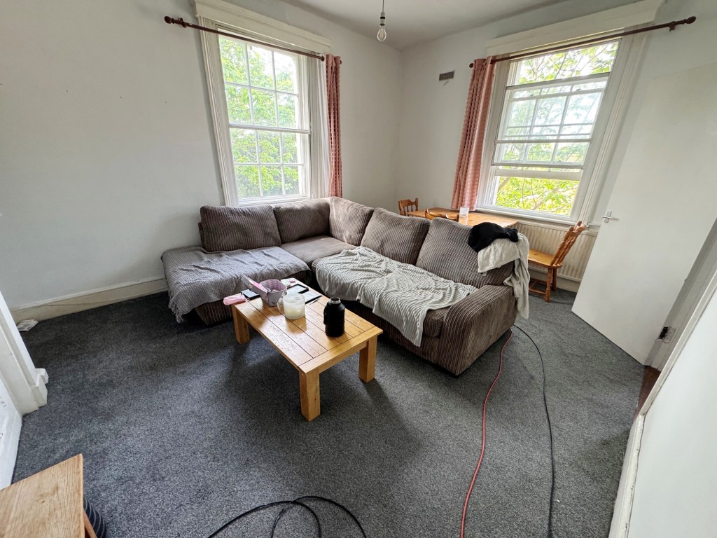 Lot: 132 - PERIOD FREEHOLD BLOCK OF SIX FLATS WITH OFF STREET PARKING - Hay House - Flat 5 - Living room alternative view